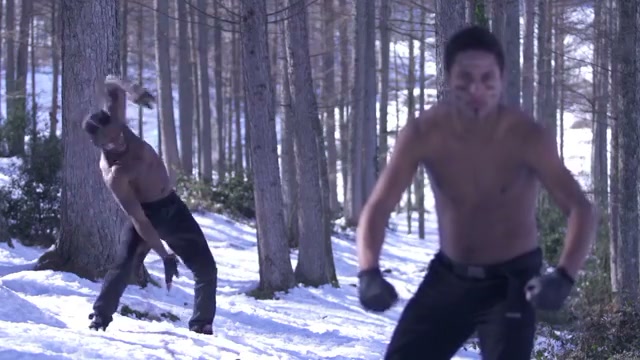 Deux danseurs torse nu dans une forêt enneigée. WoLvES, 2015.